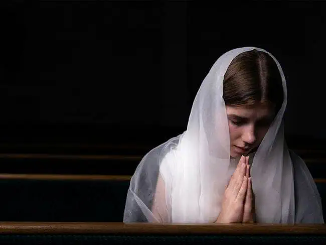 The Young Catholic Women Bringing Back Veils