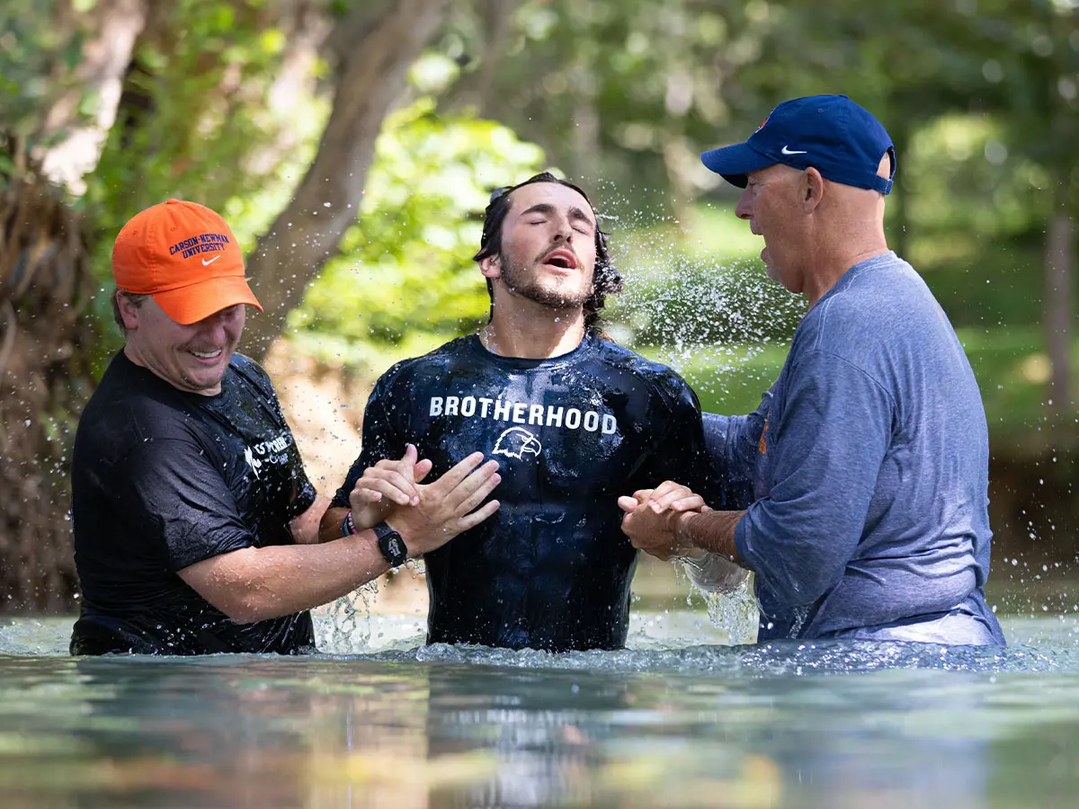 College Football Players ‘Praise Jesus’ as They Get Baptized in Historic Mossy Creek