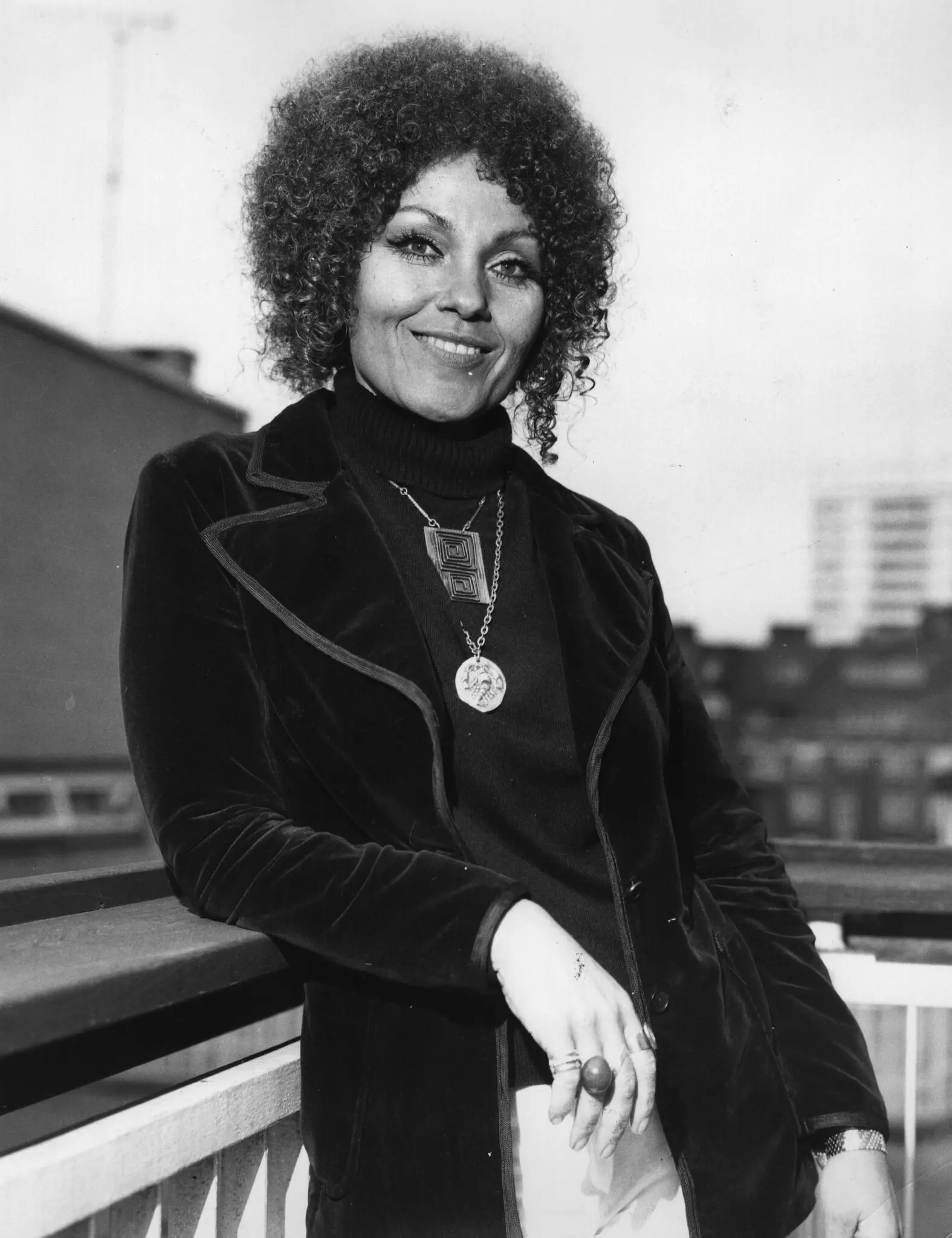 Cleo Laine, Grammy-Winning Jazz Singer With a Broadway Turn, Dies at 97