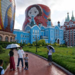 How a Chinese Border Town Keeps Russia’s Economy Afloa